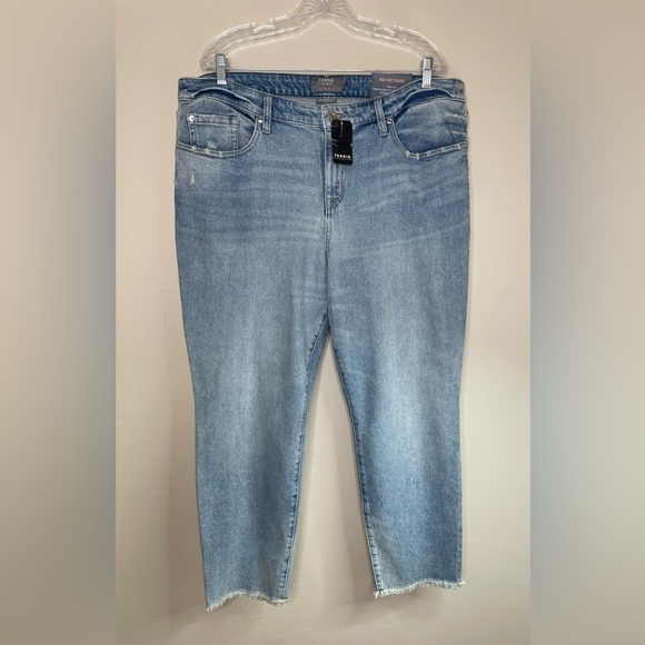 NWT Torrid High Rise Straight Jeans Lightwash Blue Raw  Hem Size 18 - Picture 1 of 10